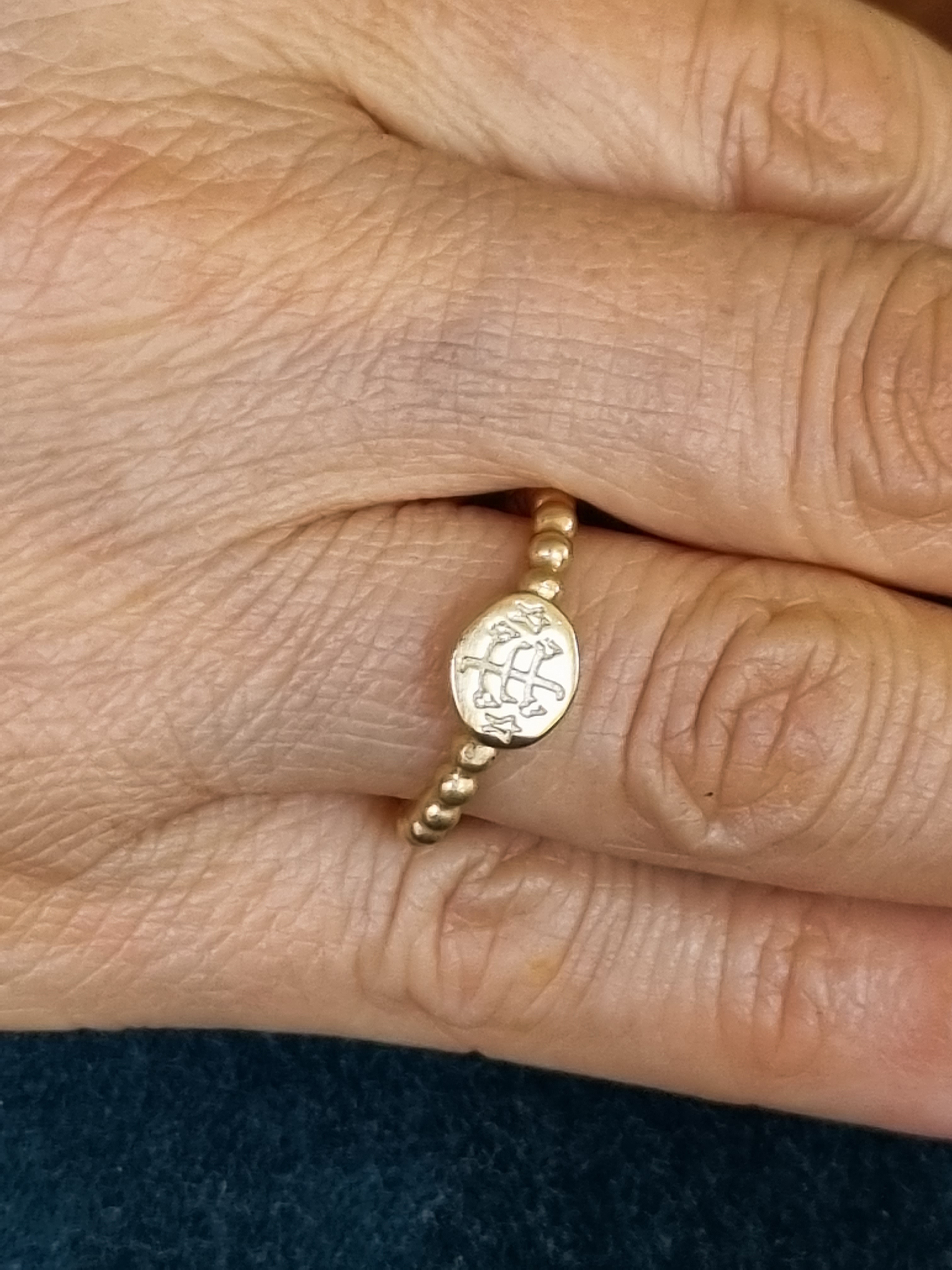 Goldperlen Ring mit Bahá'í Symbol 