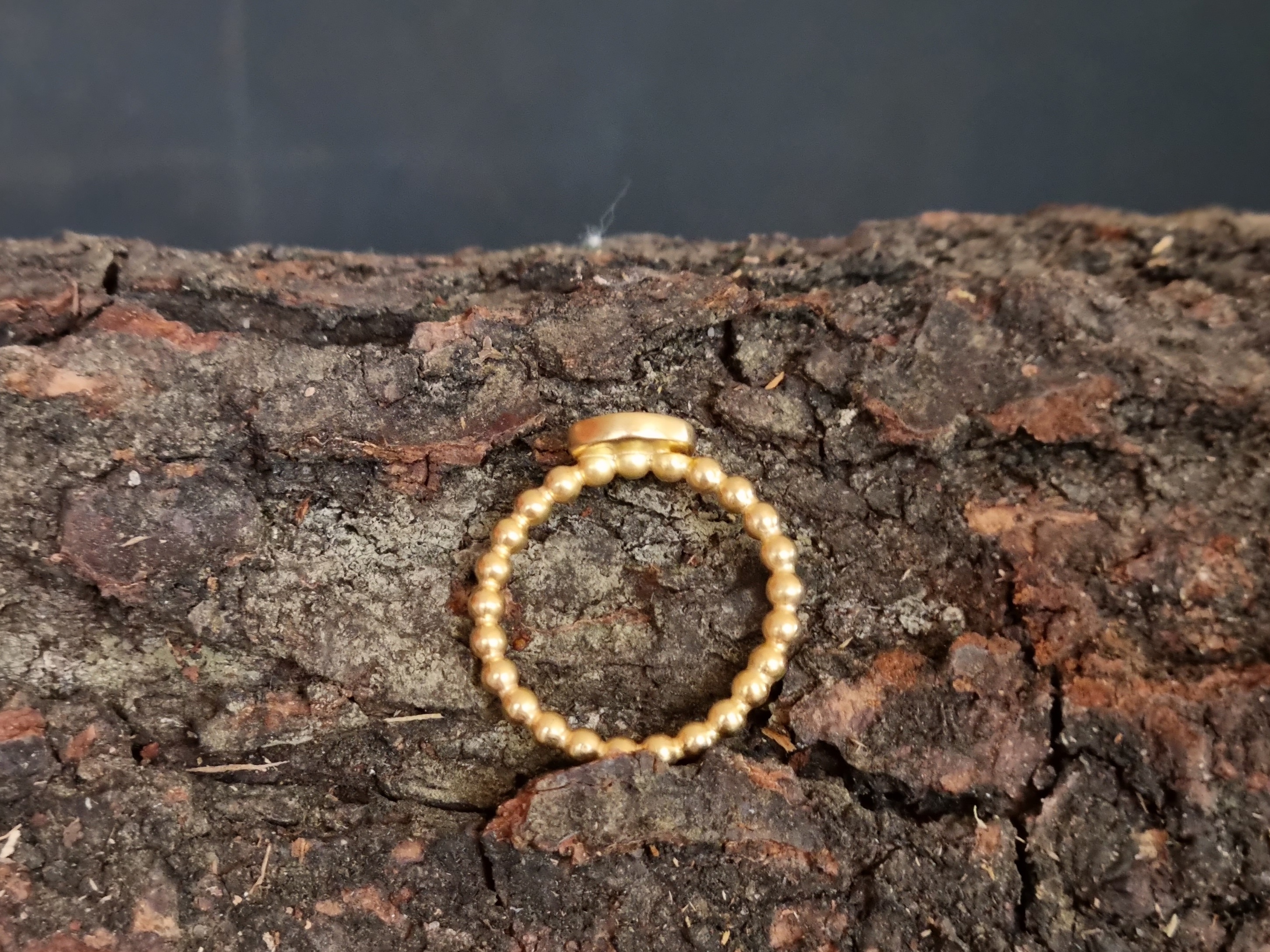Goldperlen Ring mit Bahá'í Symbol 