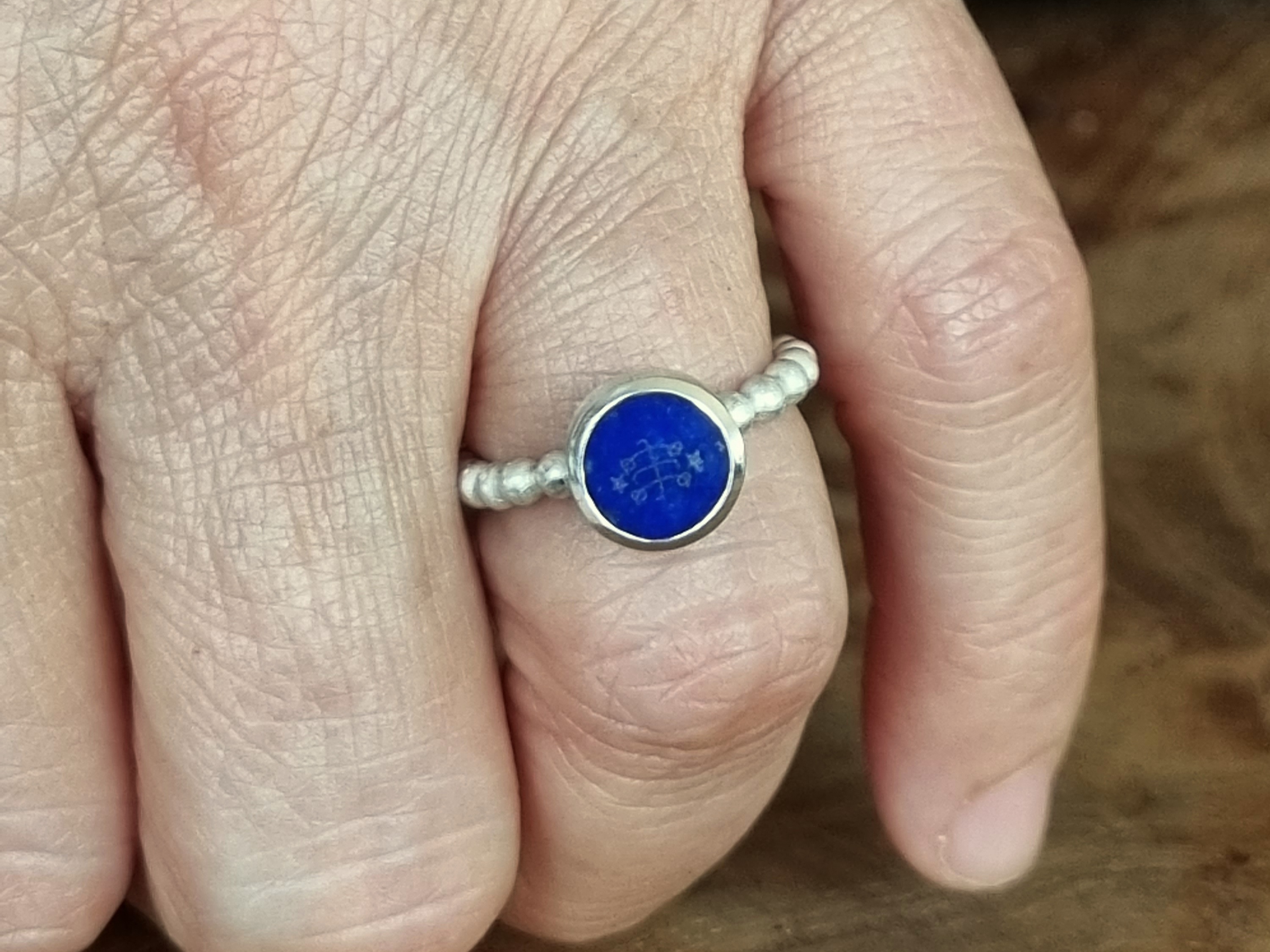 Silberperlen Ring mit Bahá'í Symbol auf Lapis Lazuli Stein 